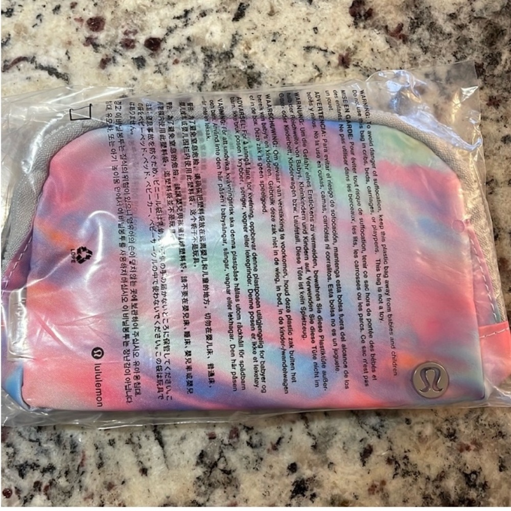 Lululemon Everywhere Belt Bag 1L Prism Wash Limited Edition Rainbow Tie Dye - Picture 2 of 8